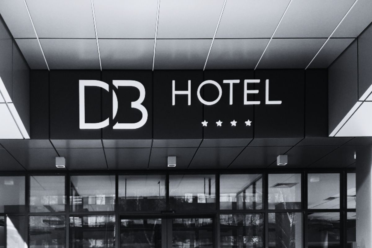 oznakowanie-zewnętrzne-hotelu-domex-bud-logo-przestrzenne-z-laminatu-grawerskiego-szeroki-widok-na-hotel