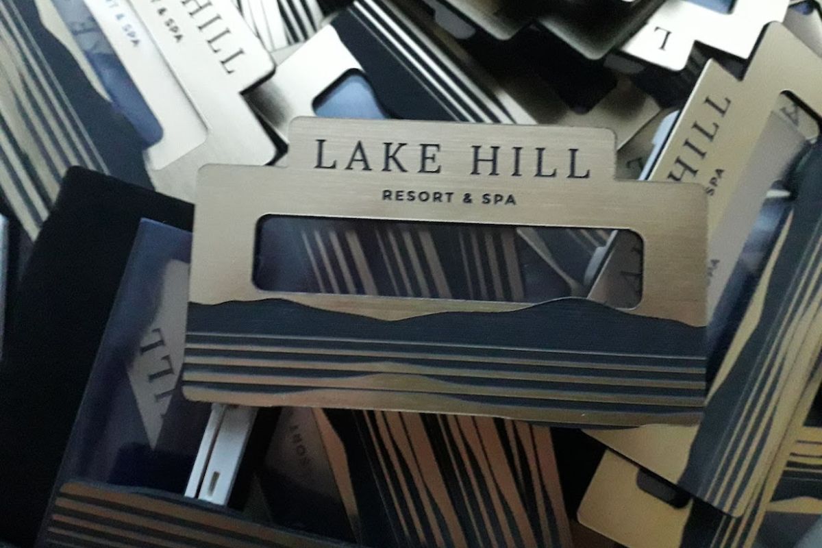lake-hill-resort-spa-oznakowanie-personel-identyfikator-laminat-zloty-czarny-laser-grawer