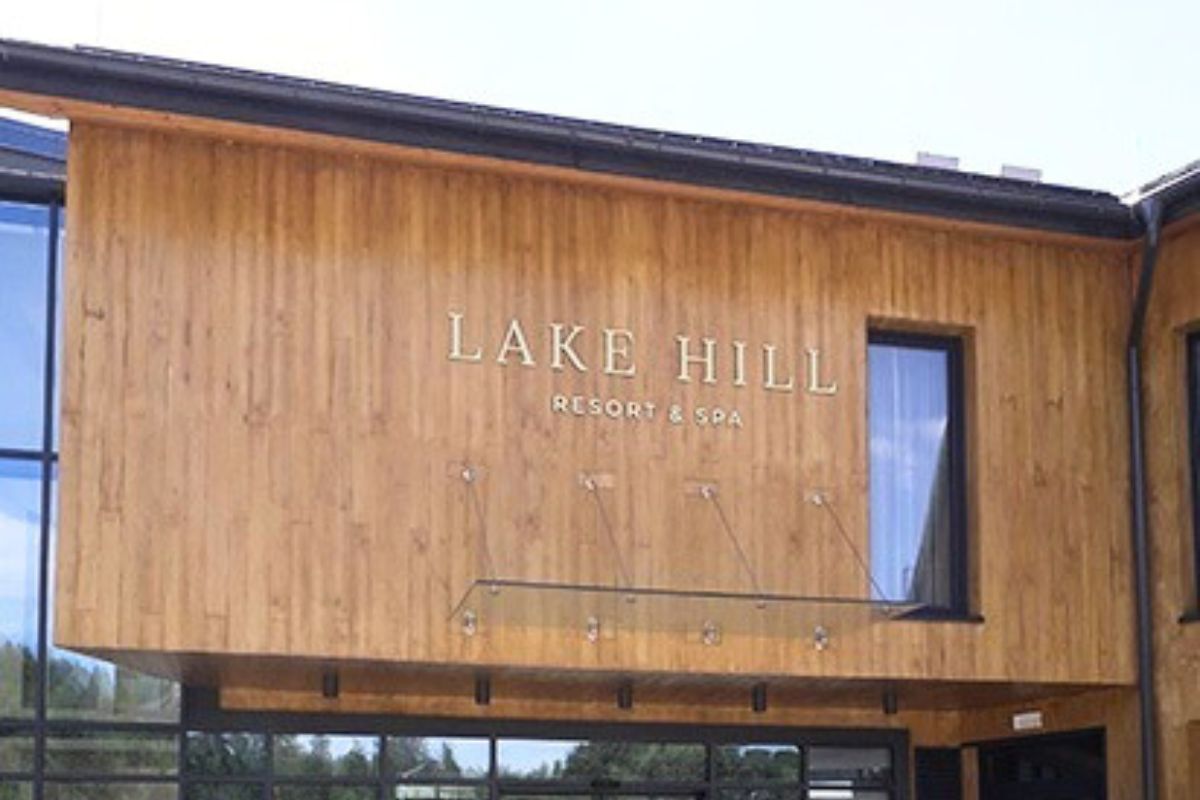 lake-hill-resort-spa-oznakowanie-zewnetrzne-laminat-zloty-grawer-drewno-podswietlone-logo-3d