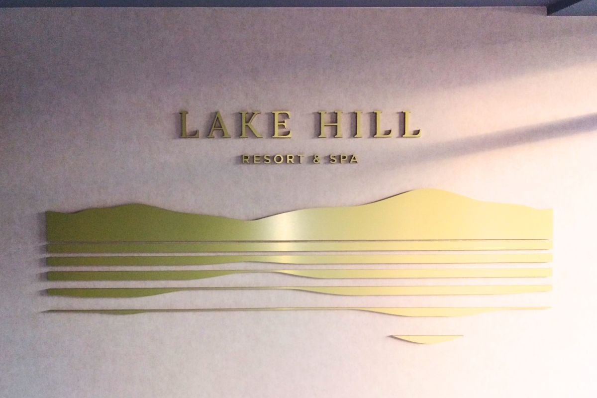 lake-hill-resort-spa-oznakowanie-wewnetrzne-laminat-zloty-grawer-beton