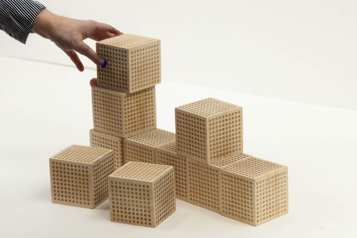 drewniane-grawerowane-wielostronnie-sześciany-montessori-wizualizujące-przestrzenie-2d-i-3d-oraz-liczby-1-10-100-1000